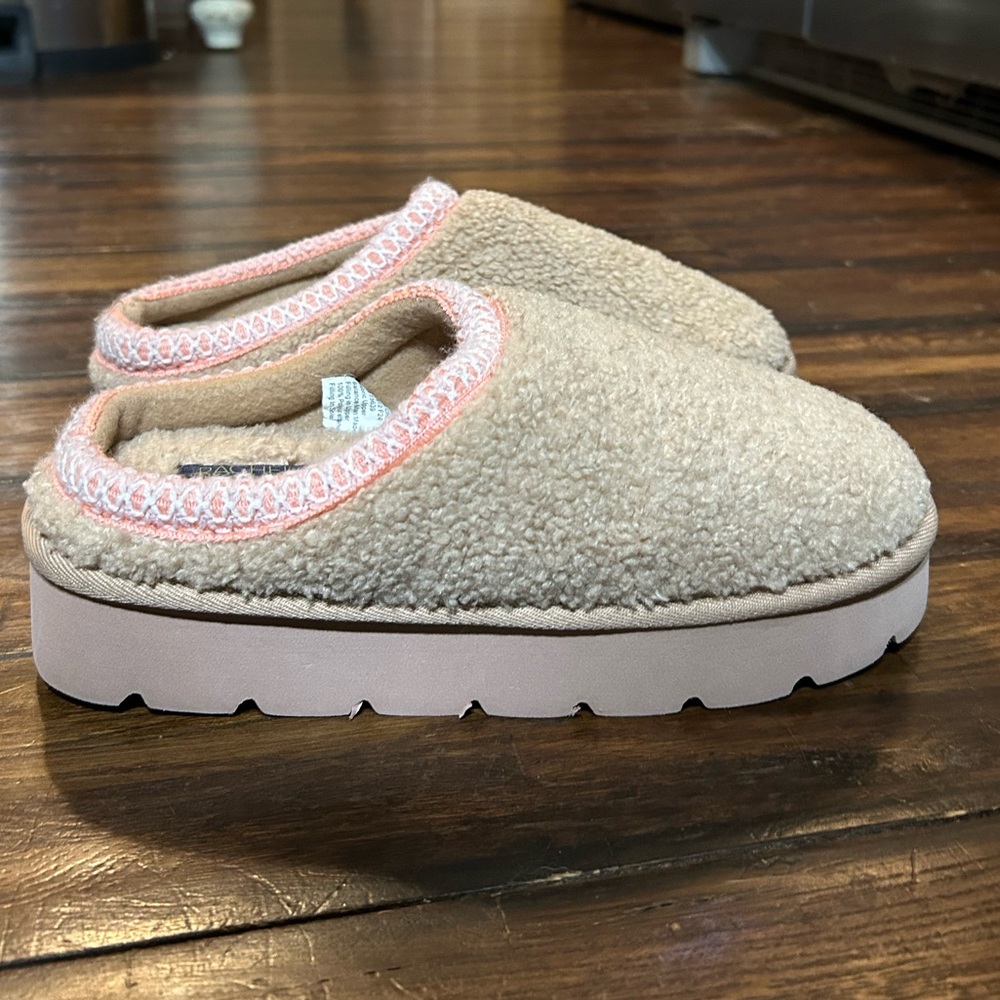 Platform slippers NEW w tags, so cute! Bought the wrong size